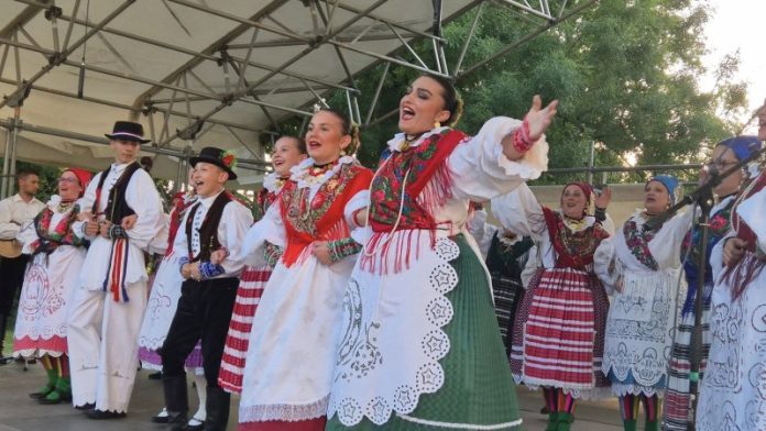 Antunovska smotra folklora HKUD Koškani